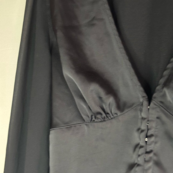 Forever 21 Women’s Black Satin Poly Blend Long Sleeve V-Neck Crop Blouse Size L - Picture 4 of 12